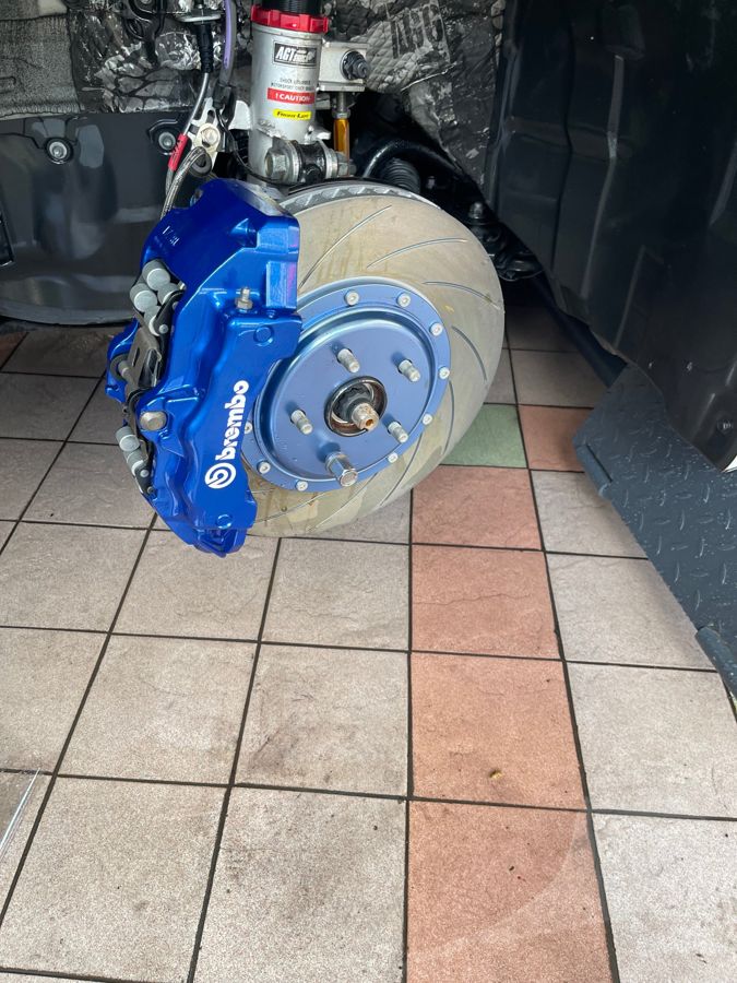 Brembo藍色卡鉗與劃線碟盤，輪圈拆下時的施工狀態