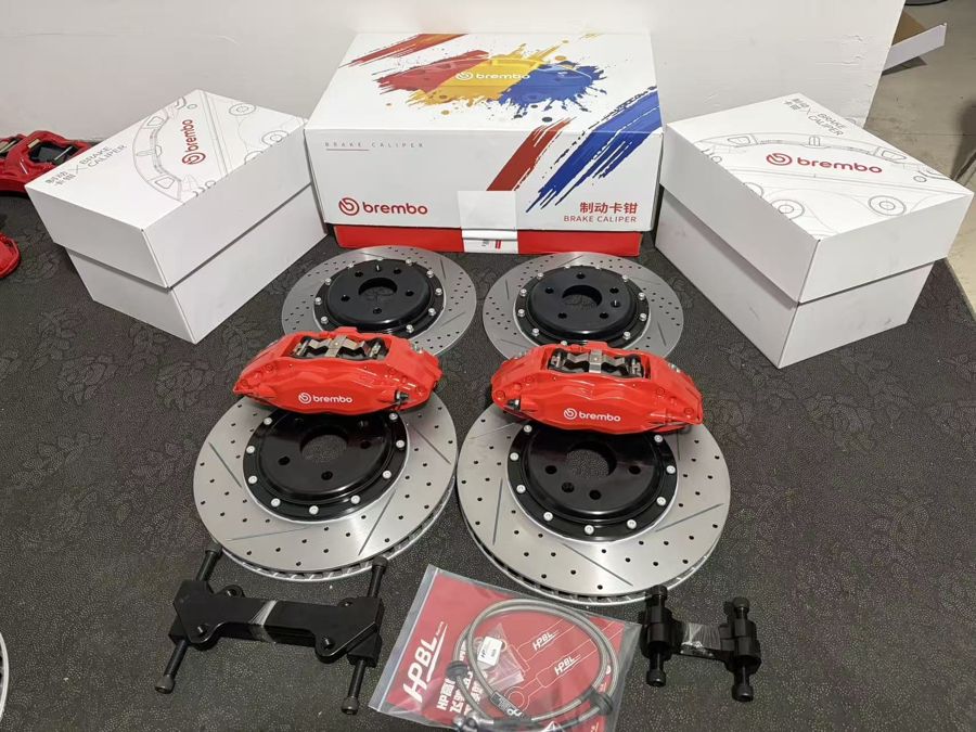Brembo紅色卡鉗與碟盤套裝，附支架與煞車油管