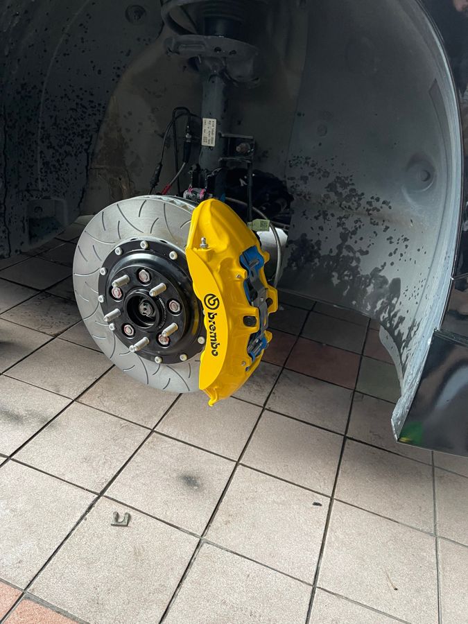 Brembo黃色卡鉗搭配劃線碟盤，安裝於車上